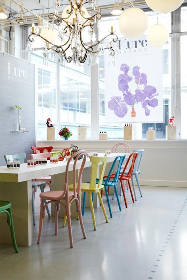 salón-belleza-manicura-sillas-de-colores-kure-bazaar