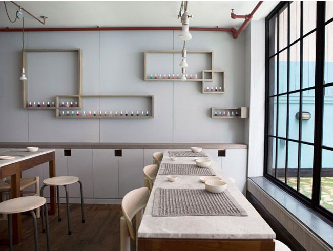 salón-de-manicura-en-tonos-neutros-decoración-sencilla