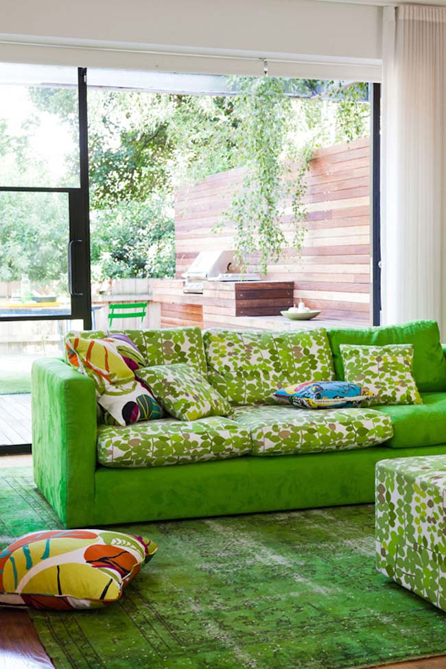 salón-decorado-en-verde-y-blanco-sofa