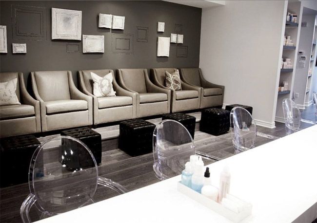 salón-manicura-2-decorado-en-blanco-y-negro-sillas-louis-ghost