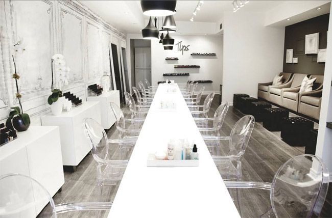 salón-manicura-decorado-en-blanco-y-negro-sillas-louis-ghost