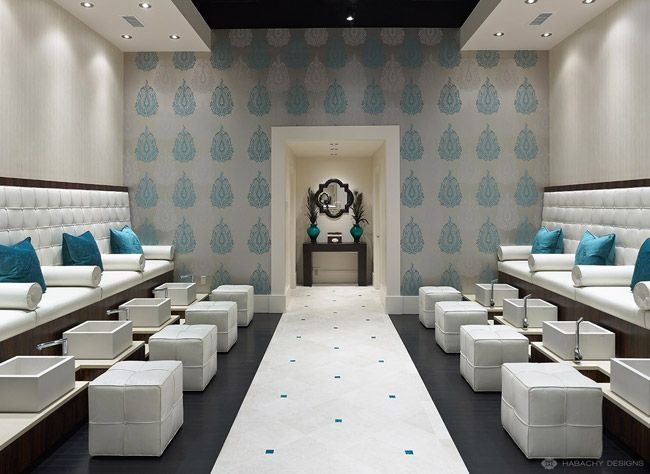salón-pedicura-elegante-en-marrón-chocolate-blanco-y-azul