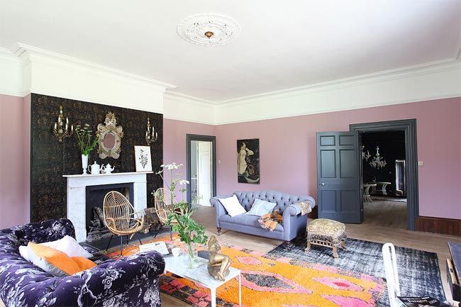 salón-rosa-casa-antigua-con-muebles-de-diseño-somerset-lightlocations