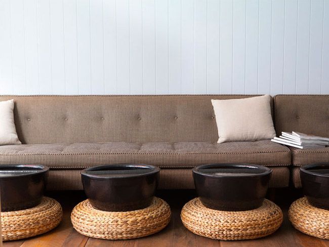 sofa-alargado-zona-pedicuras