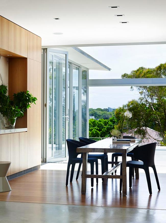 2-casa-moderna-decorada-con-color-salón-abierto-al-jardín
