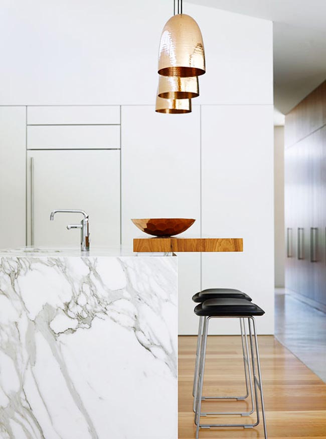 2-cocina-moderna-con-mármol-blanco