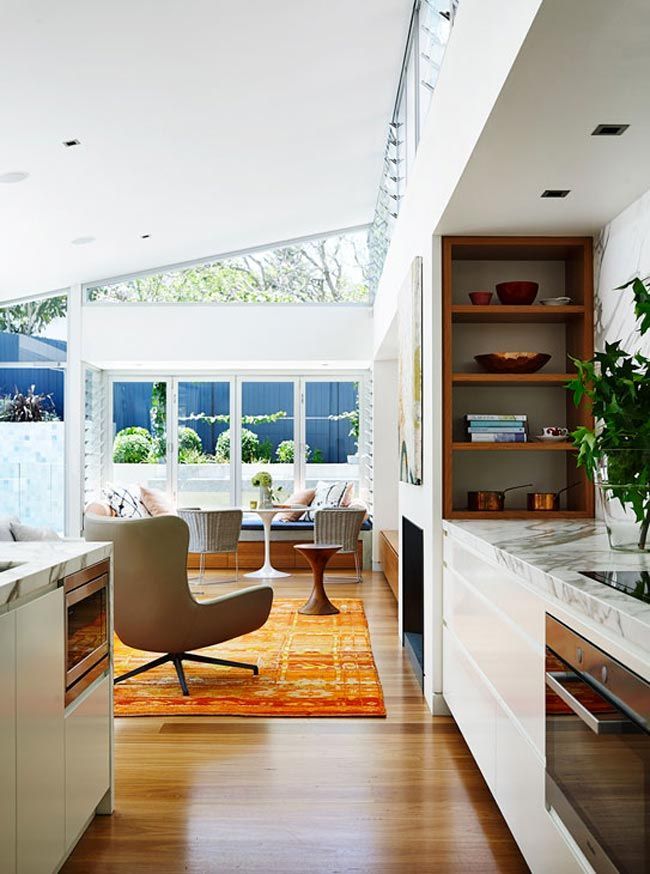 5-casa-moderna-decorada-con-color-salón-abierto-al-jardín