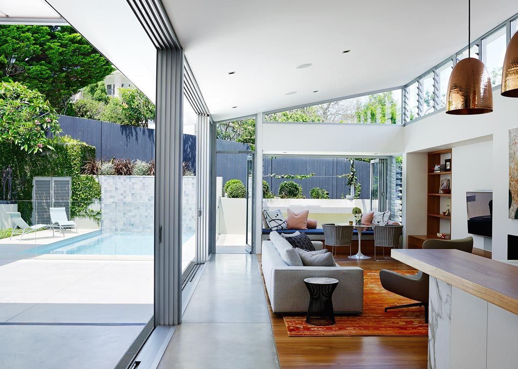 casa moderna decorada con color salón abierto al jardín