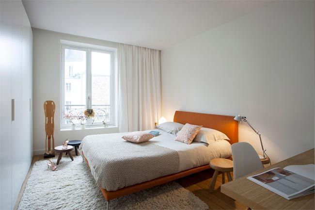 dormitorio-sencillo-decorado-en-blanco-líneas-minimal