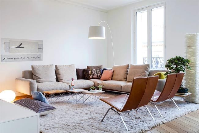 salón-decorado-en-blanco-con-sofa-y-sillas-cuero-natural