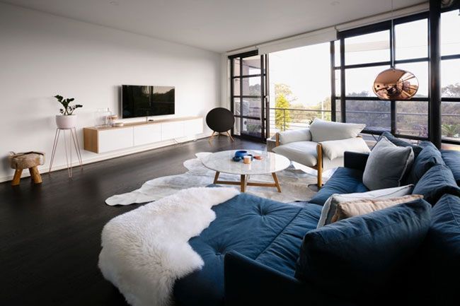 2-salón-blanco-paredes-cristal-sofá-azul-