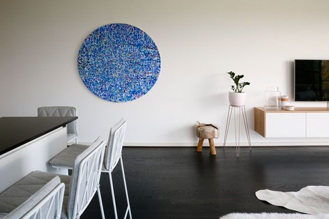 3-salón-blanco-paredes-cristal-sofá-azul-