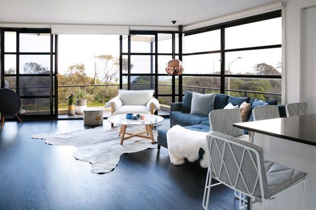4-salón-blanco-paredes-cristal-sofá-azul-