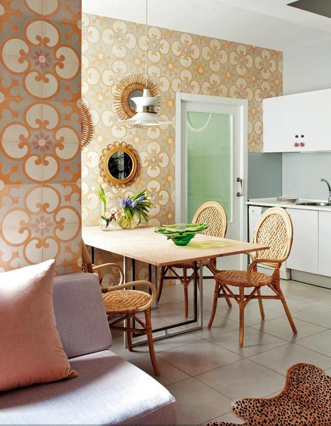 cocina-sillas-caña-decoración-elegante-living-pink-piso-madrid-con-antigüedades-y-vintage