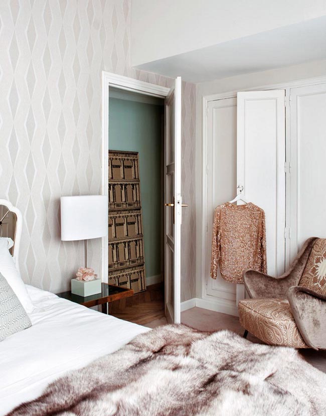 dormitorio-en-tonos-claros-decoración-elegante-living-pink-piso-madrid-con-antigüedades-y-vintage