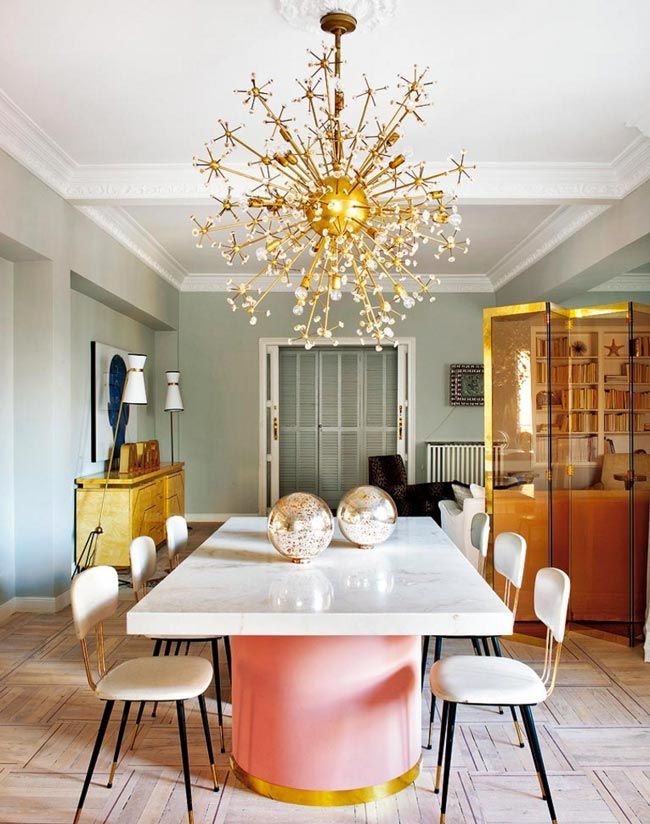 lámpara-sputnik-dorada-comedor-decoración-elegante-living-pink-piso-madrid-con-antigüedades-y-vintage