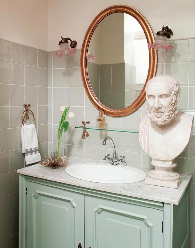 mueble-de-baño-menta-espejo-ovalado-dorado-decoración-elegante-living-pink-piso-madrid-con-antigüedades-y-vintage