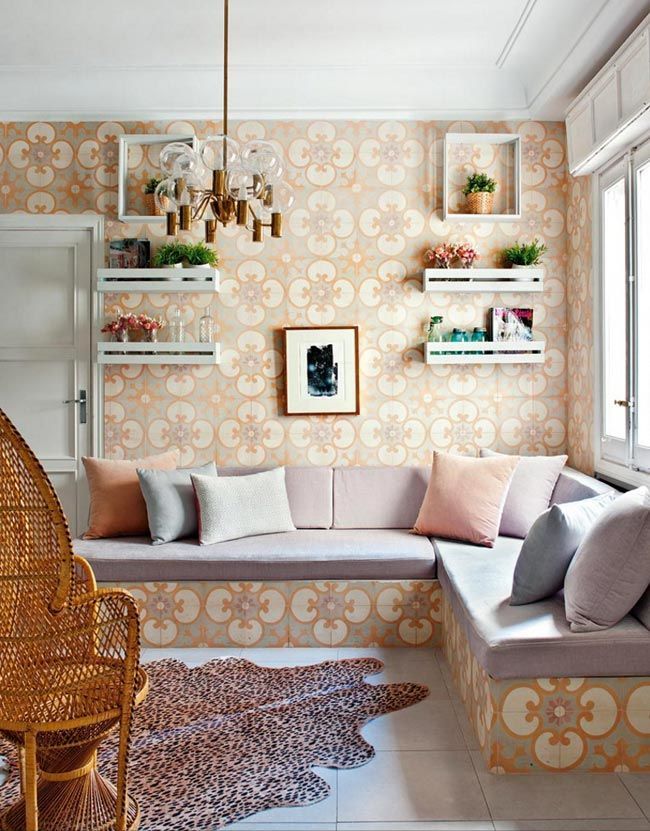 rincón-en-L-decoración-elegante-living-pink-piso-madrid-con-antigüedades-y-vintage