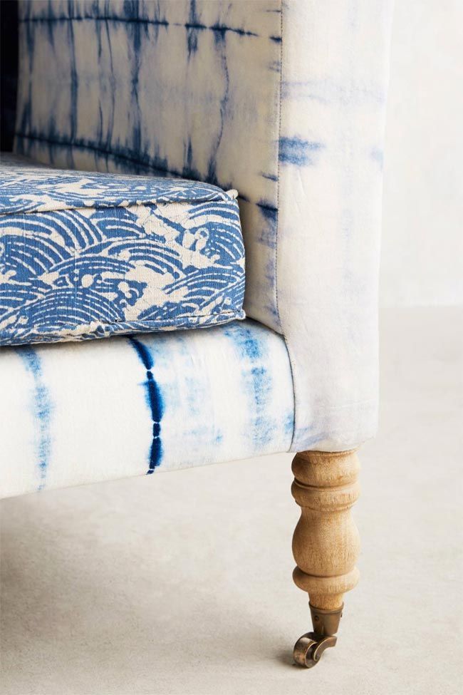 sofá-blanco-y-azul-tela-teñida-anthropologie