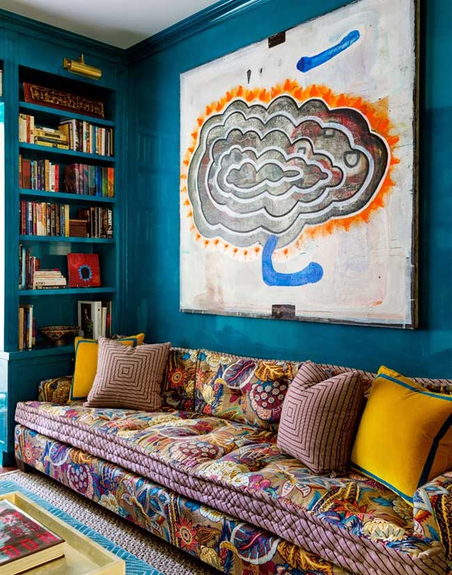 sofá-estampado-floral-con-pared-azul