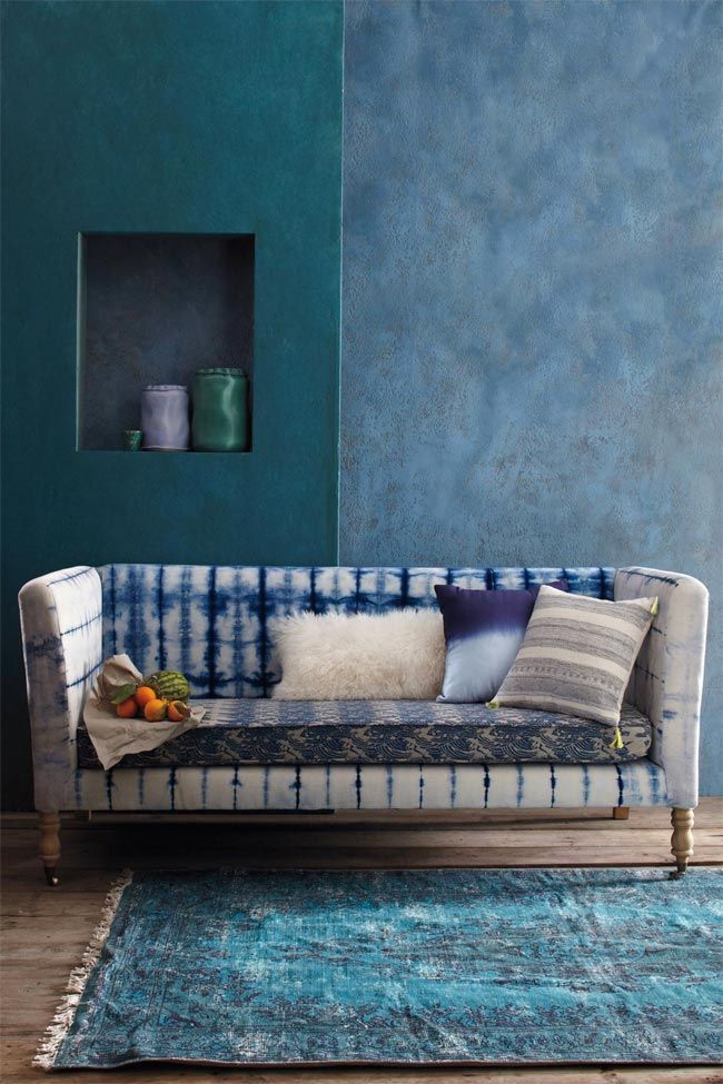 sofá-teñido-blanco-y-azul-anthropologie