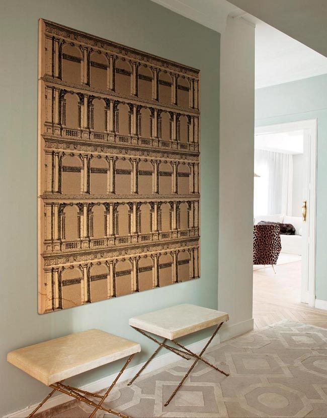 tapiz-fornasetti-y-pareja-banquetas-doradas-decoración-elegante-living-pink-piso-madrid-con-antigüedades-y-vintage