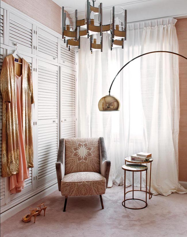 vestidor-en-color-rosa-empolvado-decoración-elegante-living-pink-piso-madrid-con-antigüedades-y-vintage