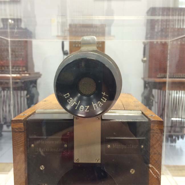 antiguo-teléfono-francés-parlez-haut-museo-postal-y-telegrafico-madrid