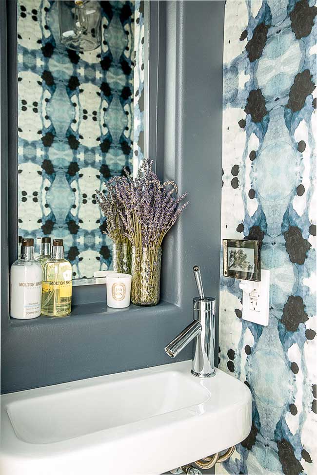 apartamento-estilo-natural-baño-empapelado