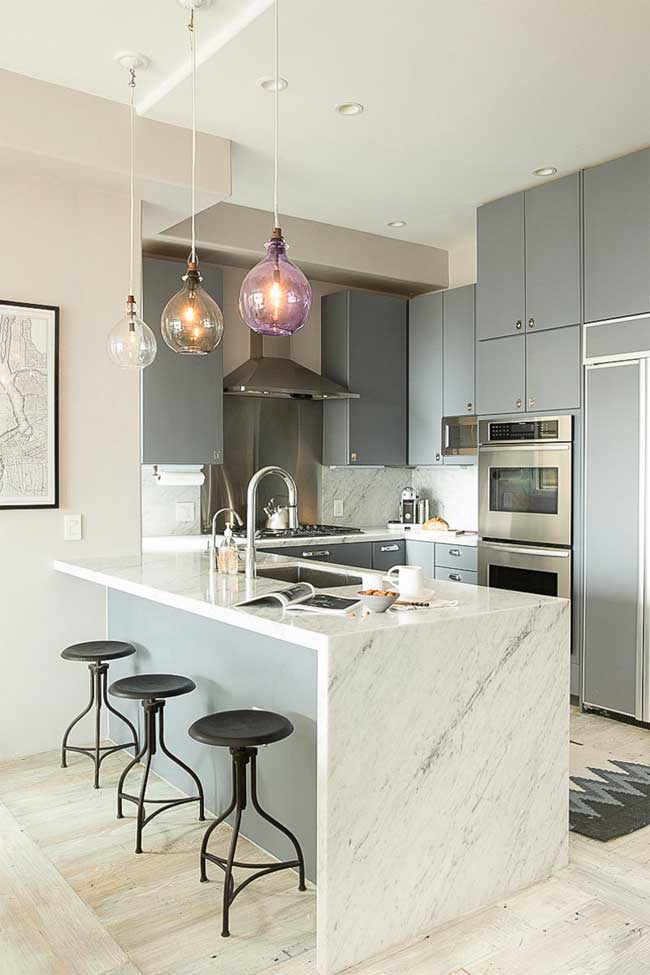 cocina-gris-con-isla-de-marmol