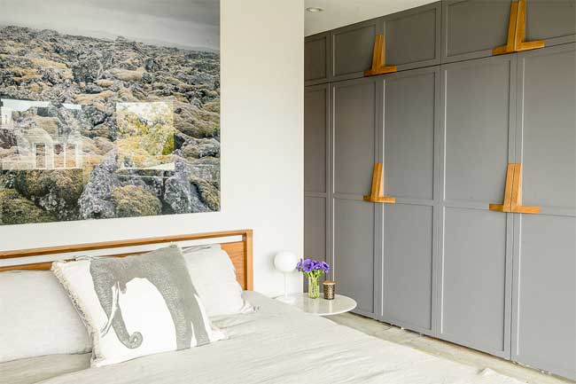 dormitorio-con-mueble-empotrado-gris-con-detalles-madera-natural-benedetta-amadi