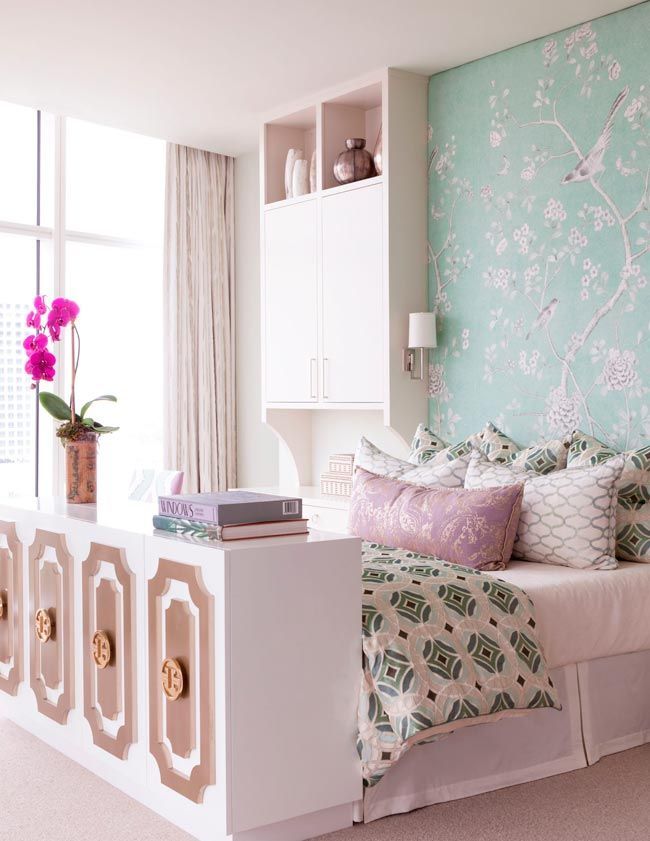 dormitorio-con-papel-chinoseries-azul-pared-laura-lee-clark