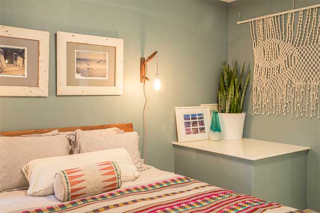dormitorio-pintado-de-verde-con-tapiz