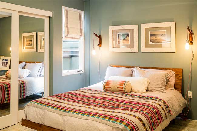 dormitorio-pintado-en-verde-apliques-madera-sencillos