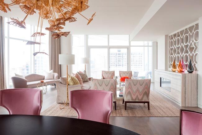 gran-salon-con-comedor-lampara-techo-koket--mariposas-estilo-femenino