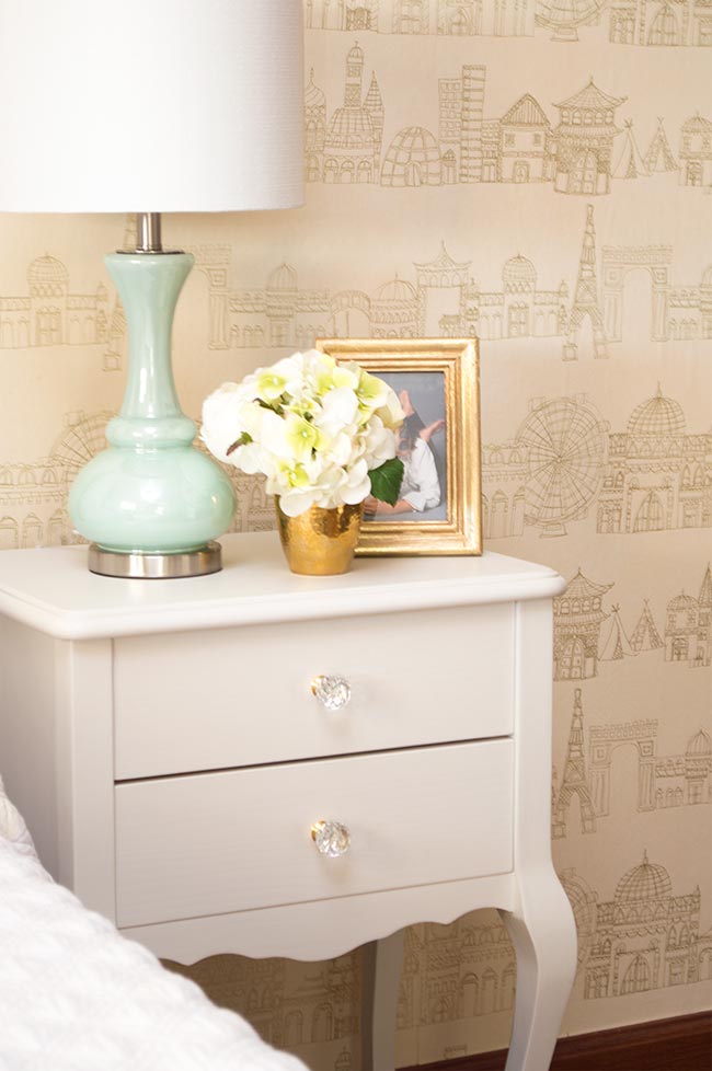 mesita-blanca-dormitorio-niña-papel-pintado-edificios-harlequin-edyta-decoracion