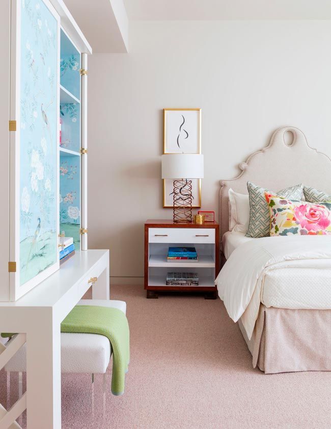 piso-moderno-y-elegante-estilo-femenino-dormitorio-tonos-claros-y-armario-con-chinoiserie