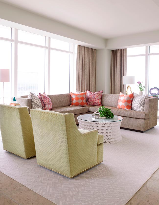 sofa-marron-en-l-con-pareja-butacas-color-lima