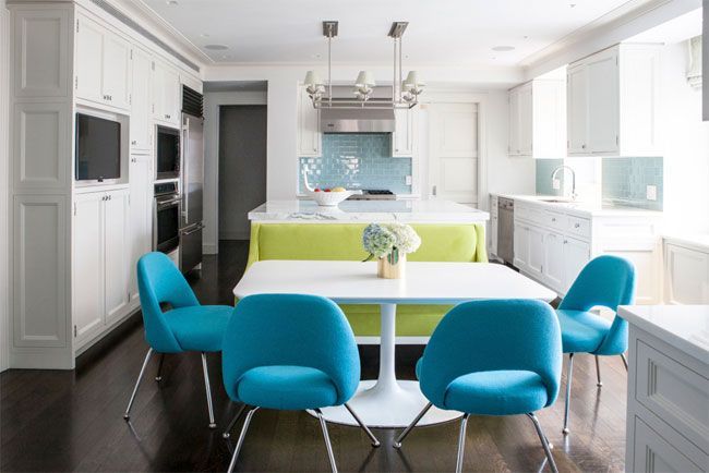 sofá-verde-combinado-con-sillas-azules-lilly-bunn-cocina