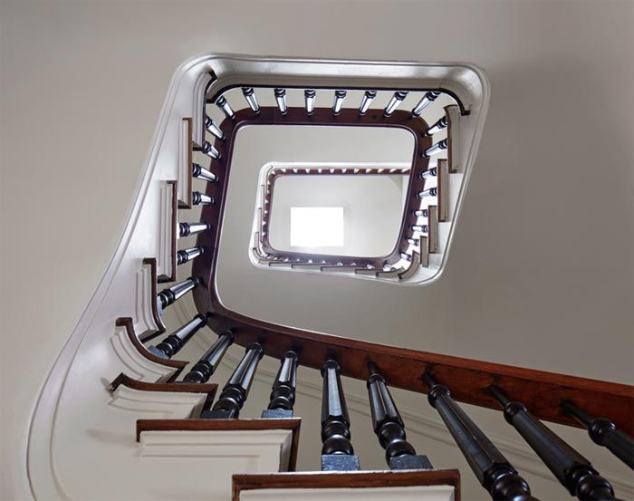 2-escalera-interior-casa-brooklyn-cocina-blanca-y-gris