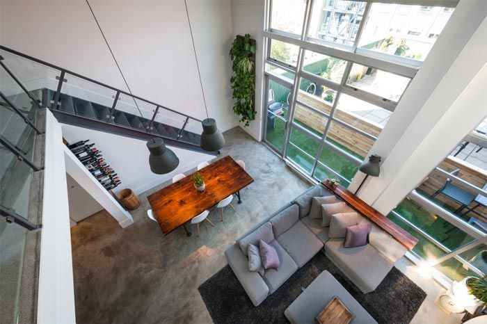 2-loft-de-dos-alturas-con-puertas-tipo-granja-decoracion-moderna