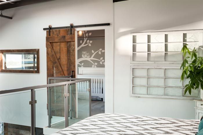 4-loft-de-dos-alturas-con-puertas-tipo-granja-decoracion-moderna