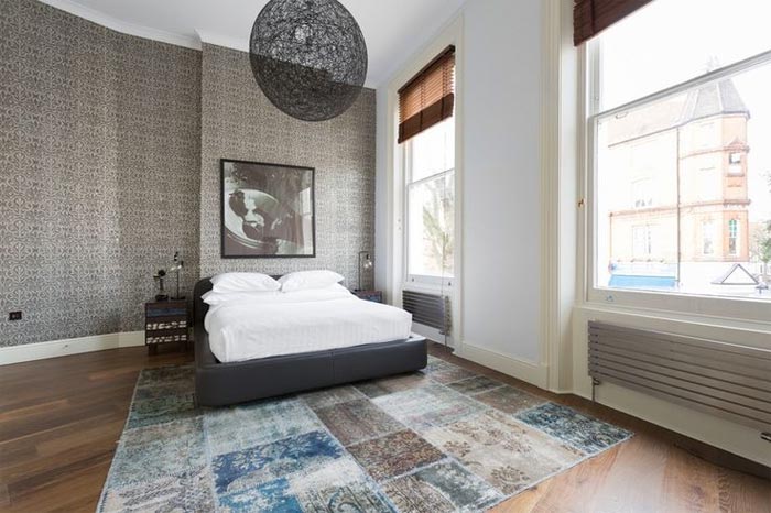 8-salon-comedor-decorado-en-tonos-marrones-tierra-y-azules-londres-onefinestay