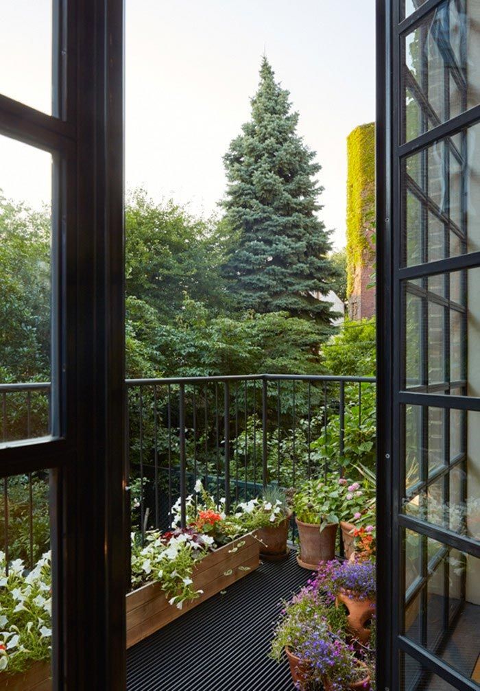 balcon-casa-brooklyn-cocina-blanca-y-gris