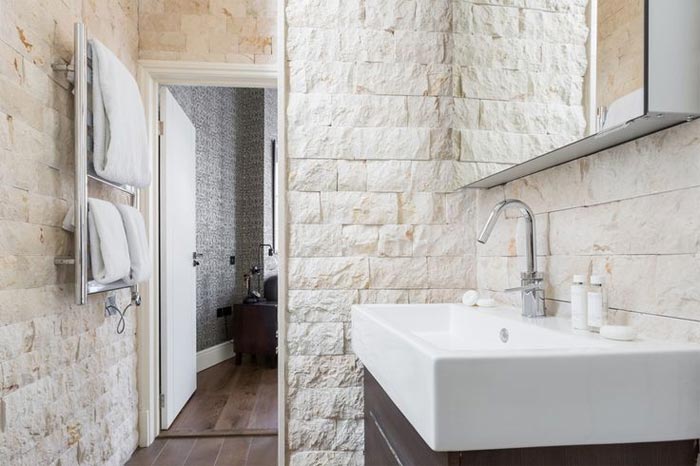bano-forrado-piedra-natural-onefinestay