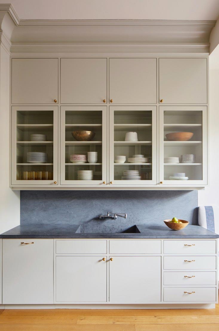 cocina-blanca-y-gris-rematada-con-moldura-de-escayola