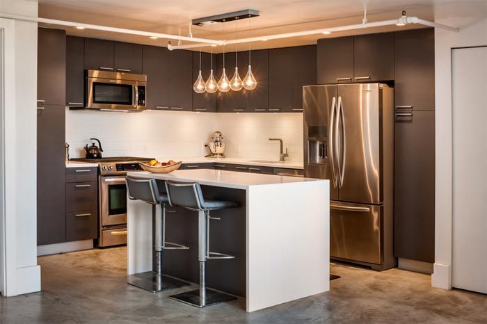 cocina-con-electrodomesticos-acero-loft-de-dos-alturas-con-puertas-tipo-granja-decoracion-moderna