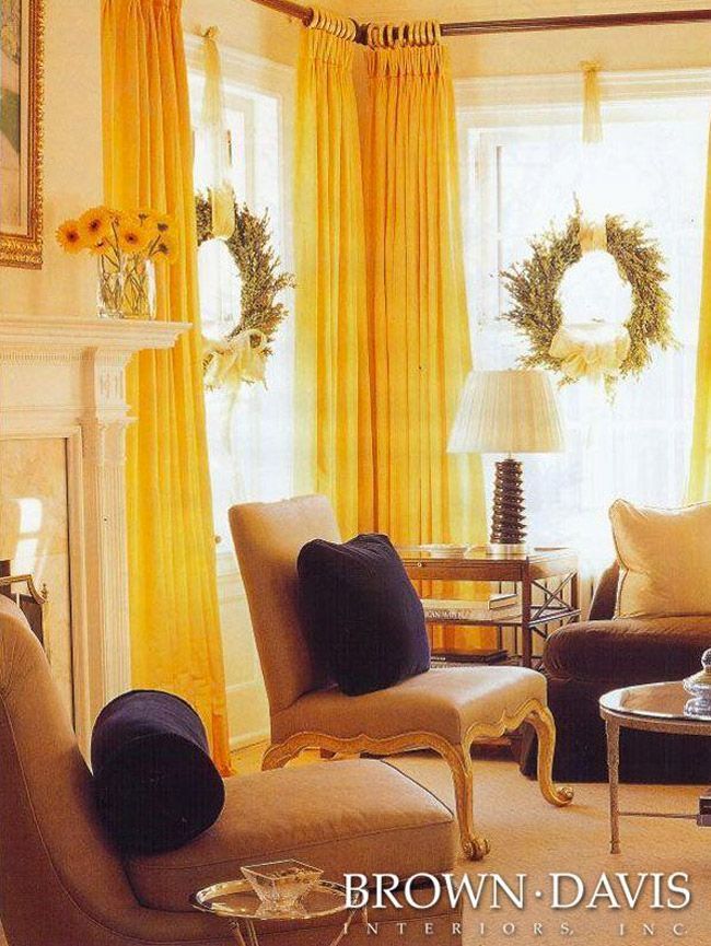 coronas-colgadas-en-ventanales-decoracion-navidena