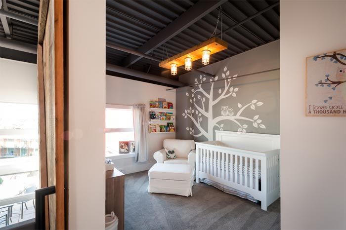 dormitorio-infantil-loft-de-dos-alturas-con-puertas-tipo-granja-decoracion-moderna