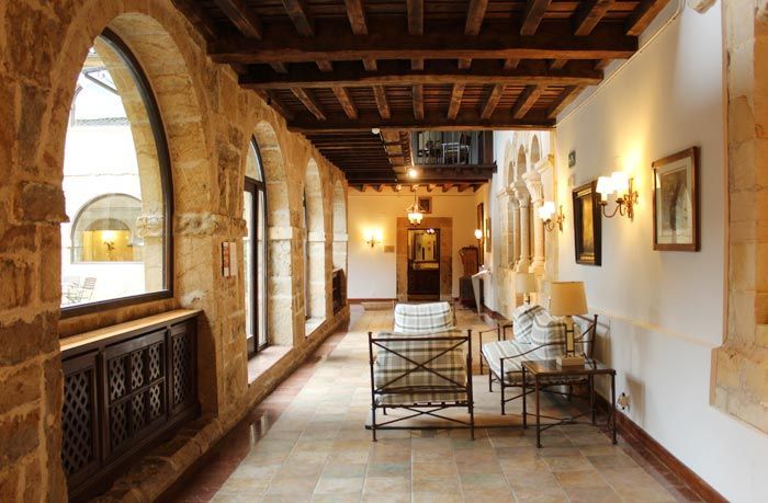 10-parador-cangas-de-onis-monasterio-san-pedro-de-villanueva-asturias